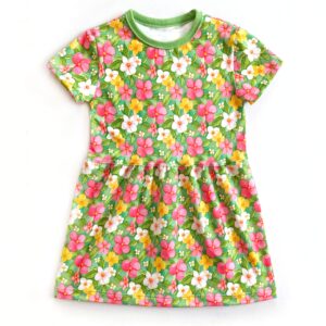 Klänning med blommor på grönt