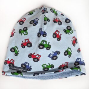 Fleecefodrad mössa med traktorer på ljusblått