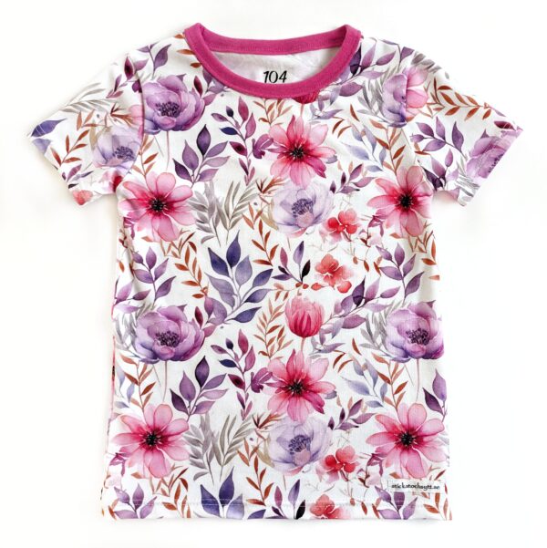 Kortärmad t-shirt med lila och rosa blommor