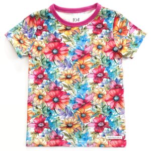 Kortärmad t-shirt med gul-orangea och rosa blommor