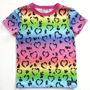 Kortärmad t-shirt med regnbågshjärtan