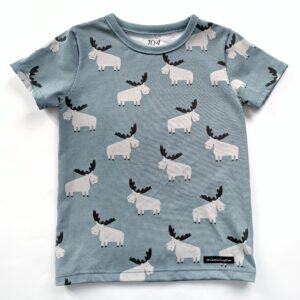 Kortärmad t-shirt med älgar på blågrått
