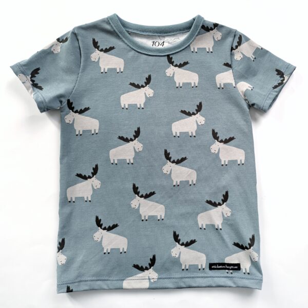 Kortärmad t-shirt med älgar på blågrått
