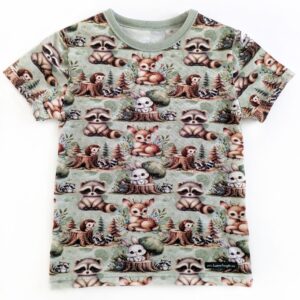 T-shirt med skogens djur på grönt