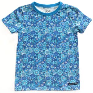 T-shirt med blå blommor stl 104