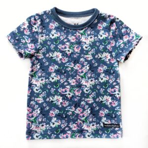 Kortärmad t-shirt med blommor på blått