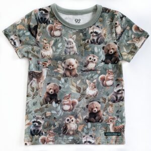 t-shirt med skogsdjur på grönt