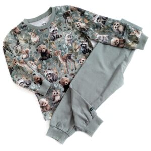 Långärmad t-shirt med skogsdjur + gröna byxor