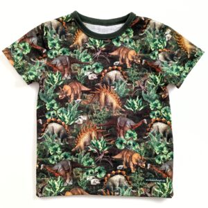 Kortärmad t-shirt med dinosaurier på grönt