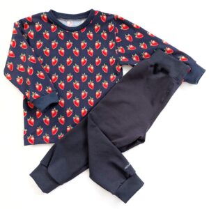 Långärmad t-shirt med jordgubbar + blå byxor