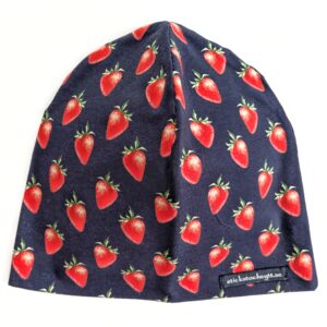 Mössa med jordgubbar på marinblått
