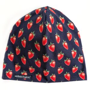 Mössa med jordgubbar på marinblått
