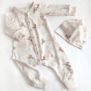 Baggydress + mössa, flygande nallar på beige