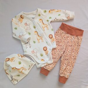 Body med djurungar + leopardmönstrade byxor + mössa