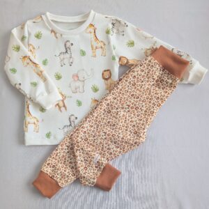 Långärmad t-shirt med djurungar + leopardmönstrade byxor