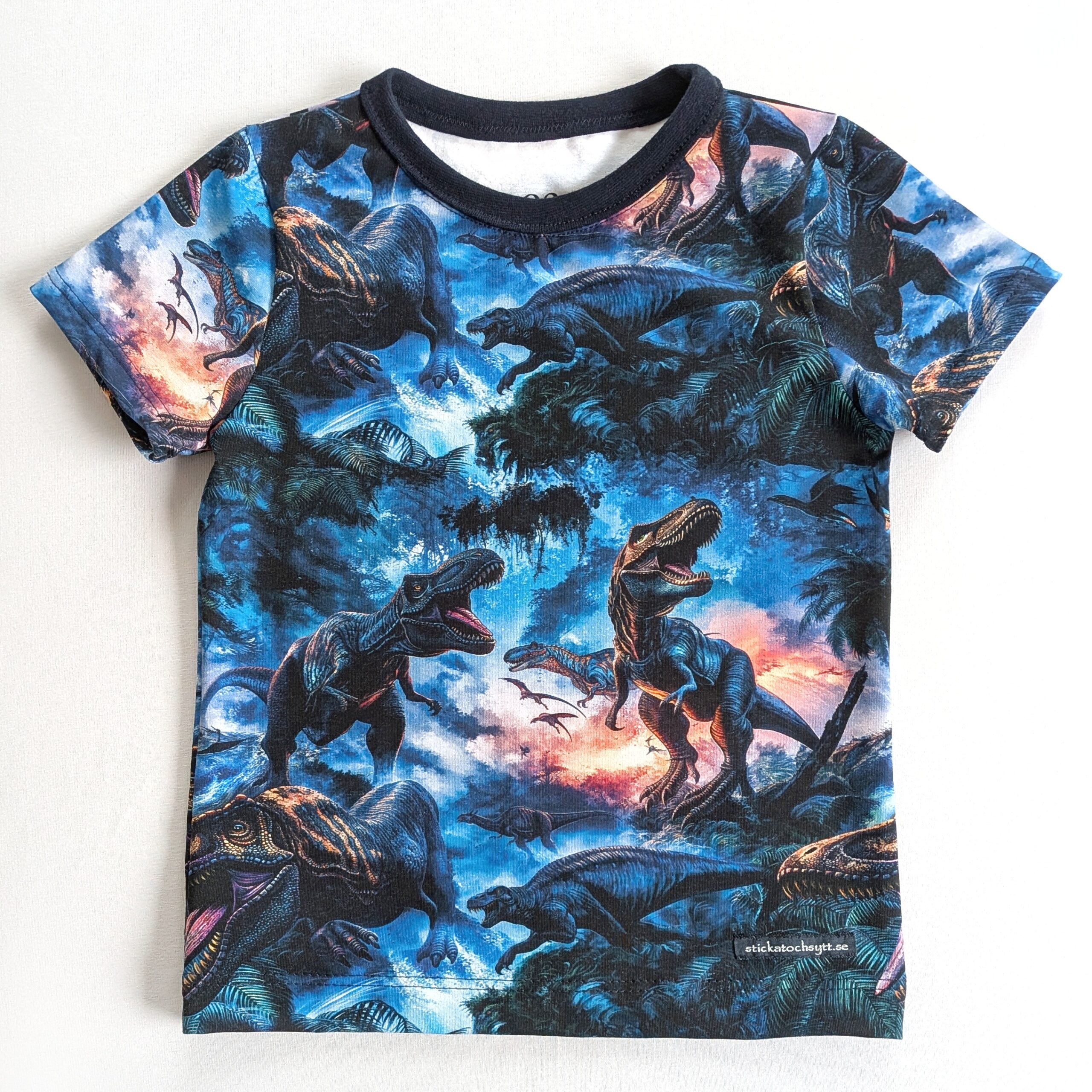 1.5 – 2 år, storlek 92 – Kortärmad t-shirt med dinosaurier på mörkblått