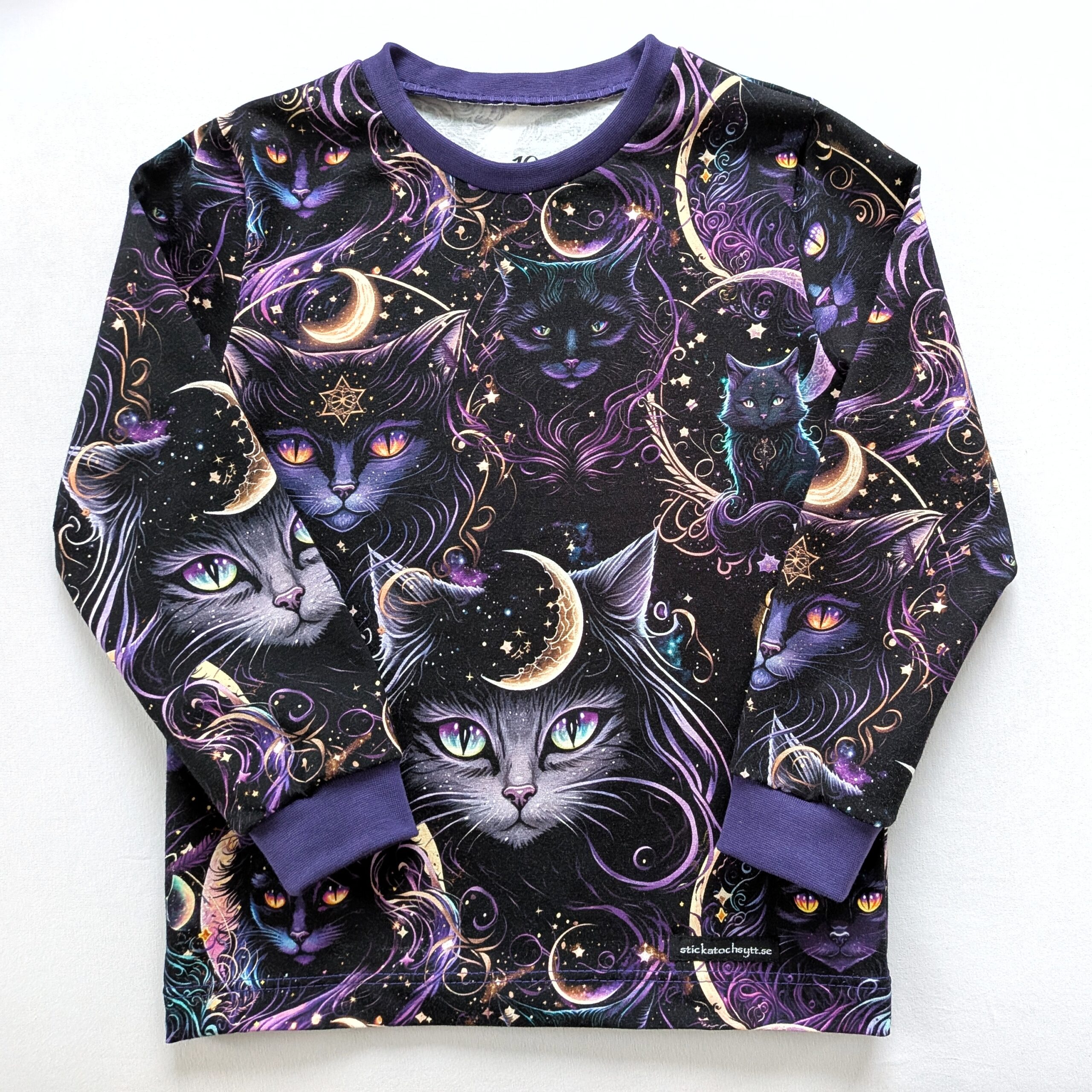 3-4 år, storlek 104 – Långärmad t-shirt med lila katter på svart
