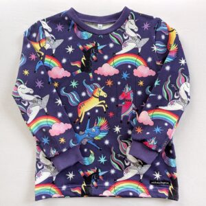 Sweatshirt, 3-4 år, storlek 104 - Enhörningar och regnbågar på lila