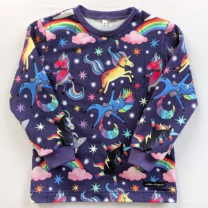 Sweatshirt, 2-3 år, storlek 98 - Enhörningar och regnbågar på lila