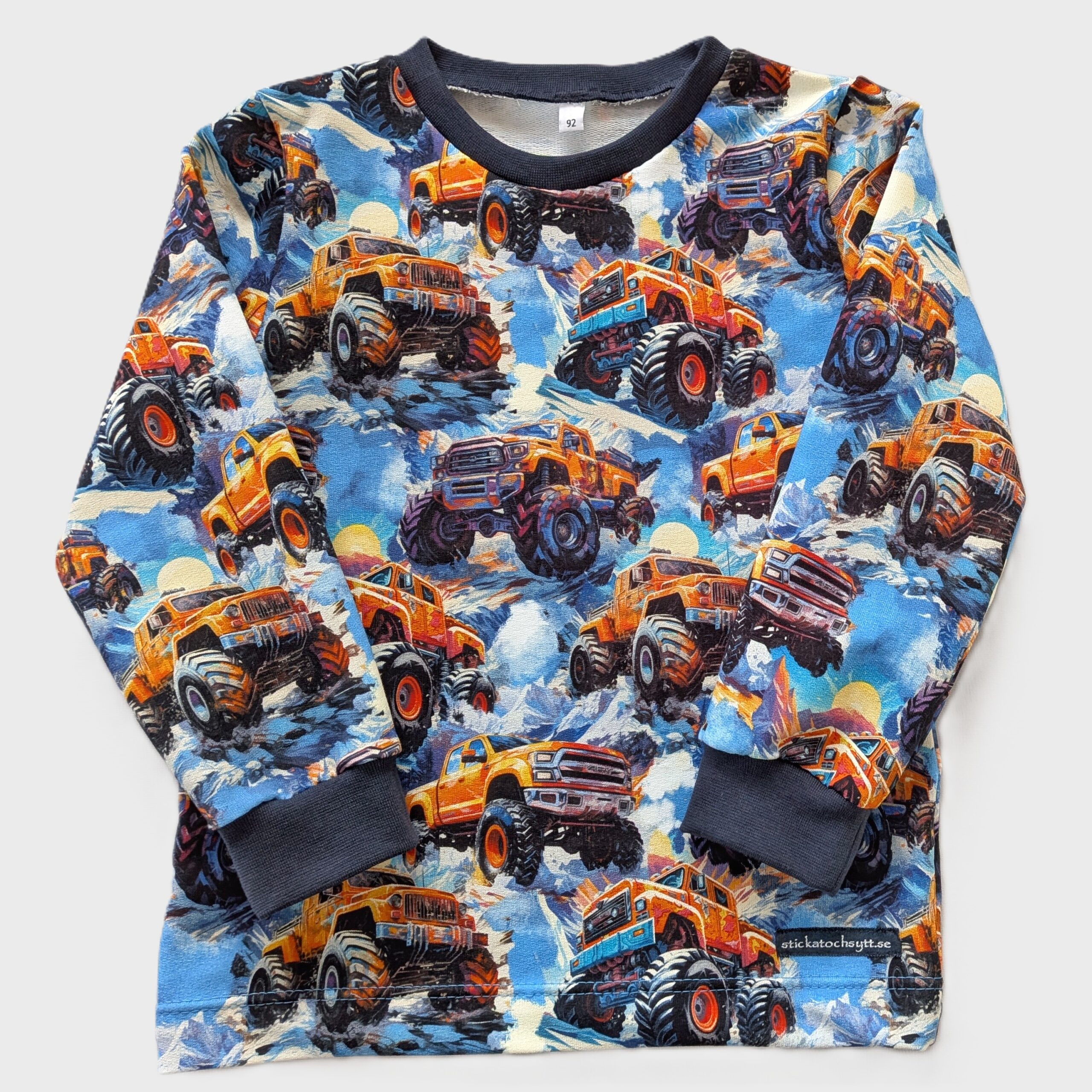 . 1 Sweatshirt, 1,5-2 år, storlek 92 – Monstertrucks