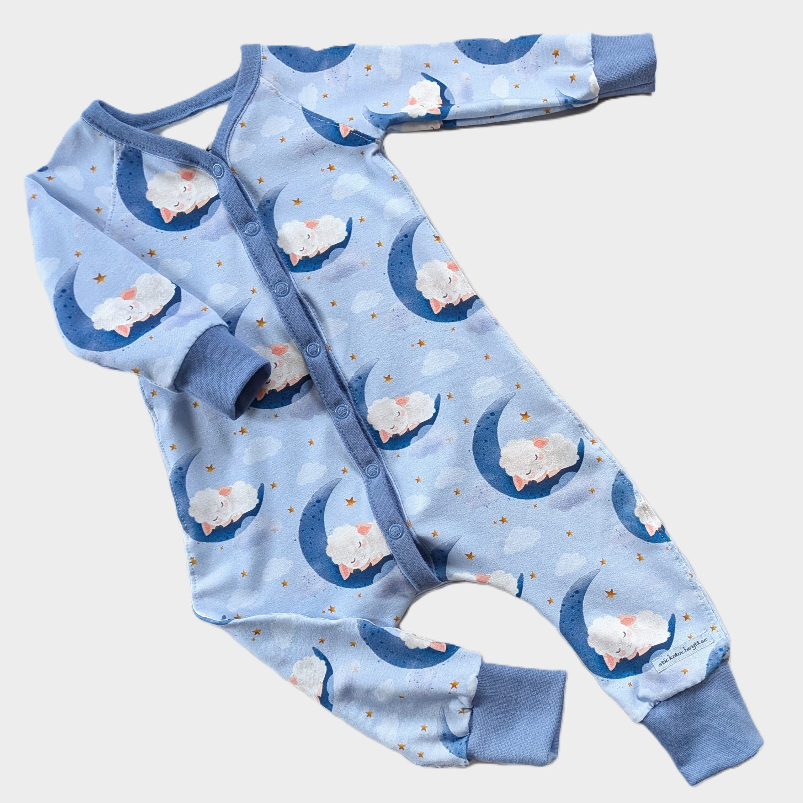 . 4-6 månader, storlek 68 – Baggydress/pyjamas med sömniga lamm