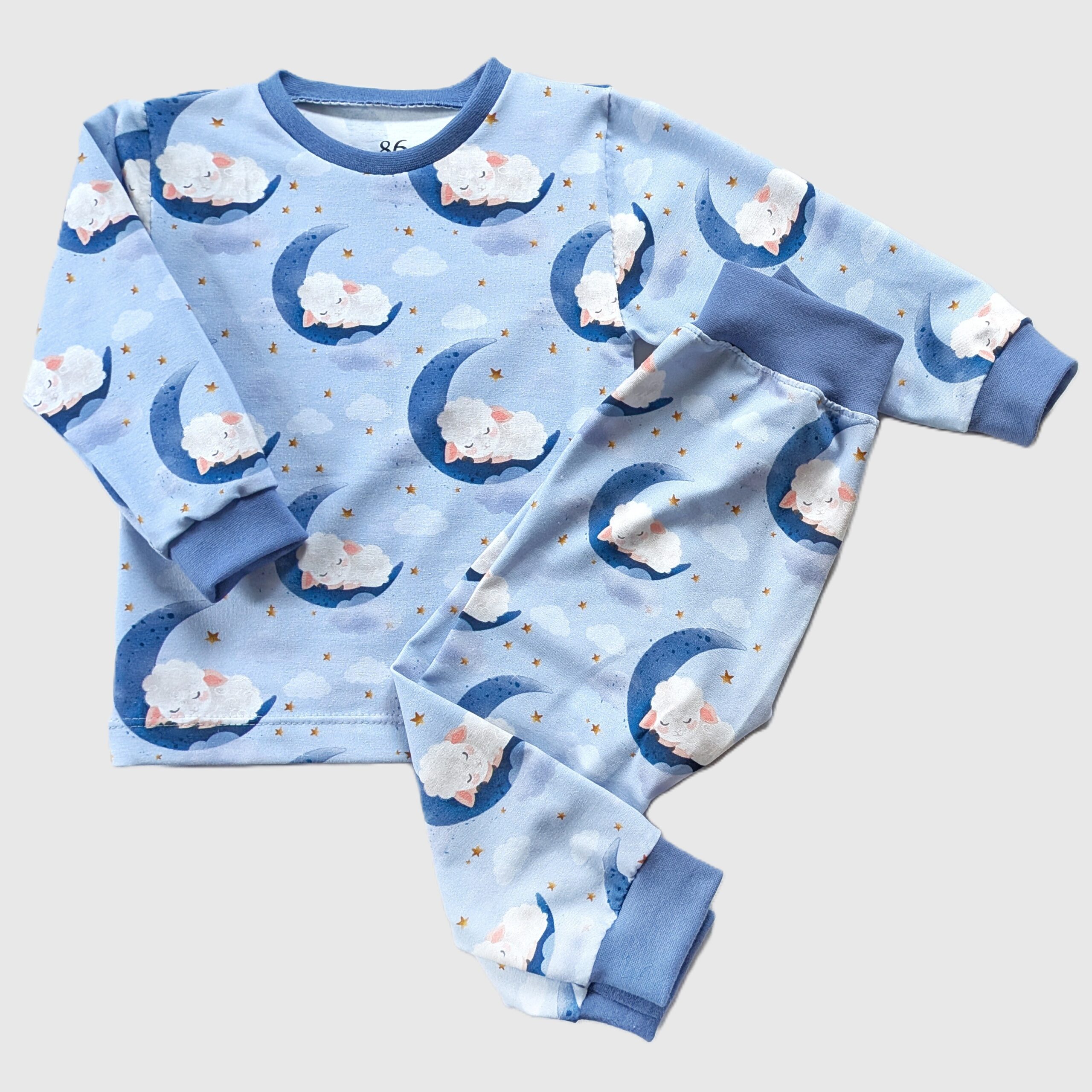 1 – 1,5 år, storlek 86 – Långärmad t-shirt + byxor med sömniga lamm